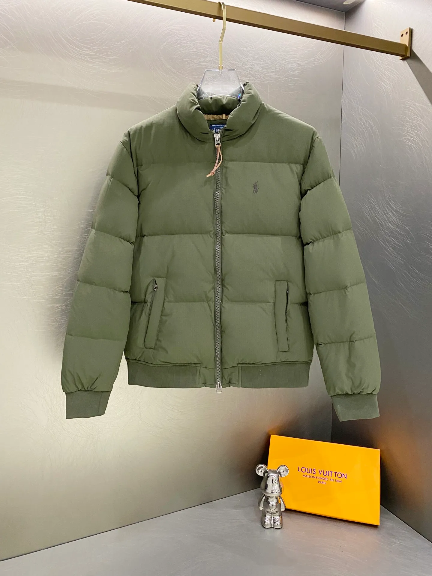 P800 Ralph Lauren/Ralph Lauren Men's and Women's Embroidered Pony Pattern Down Jacket Couple's Zippered Long Sleeve Stand Collar Solid Color Thick Warm Jacket New National Standard 90 White Duck Down Filling + Double Layer Gallbladder Average 300g+ Filling Volume Warmth while Lighter and Less Heavy Effective Temperature Locking and No Velvet YKK Double-Head Zipper Design Adjustable for Cold or Hot Behringer Embroidery Machine Customized Ten Thousand Needle Pony Embroidery The body and lining are made of polyester fabrics Exquisite window pane pattern texture Color: Black Army Green Size: S M L XL